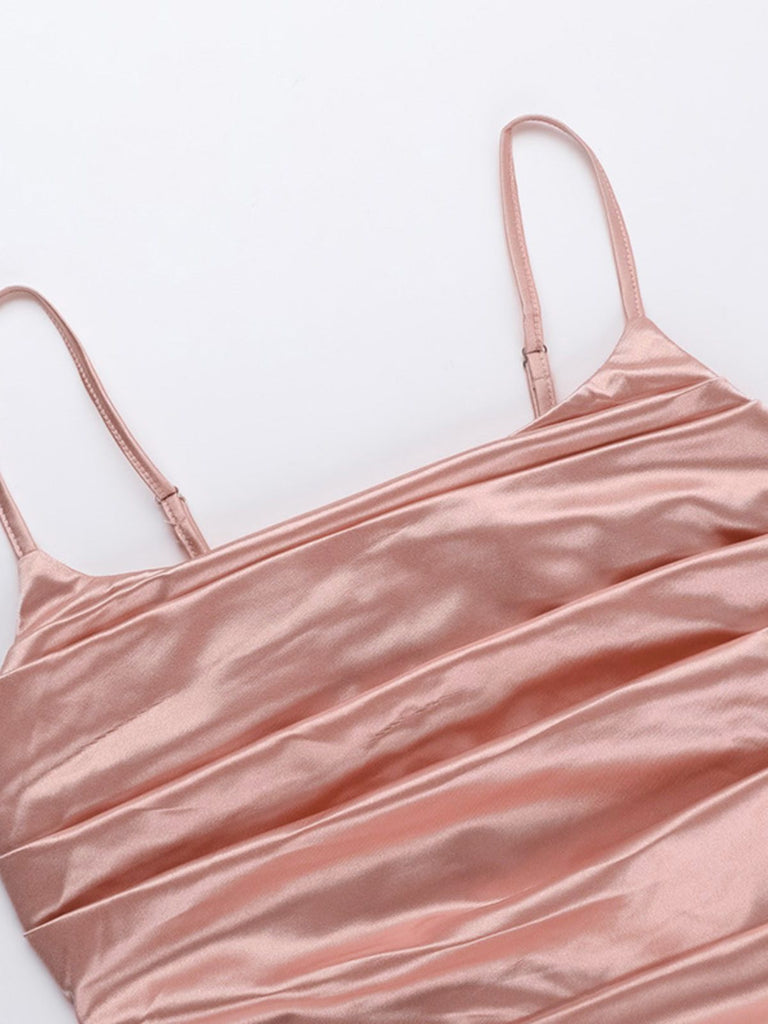 Robe fendue rose froncée en satin uni années 1930