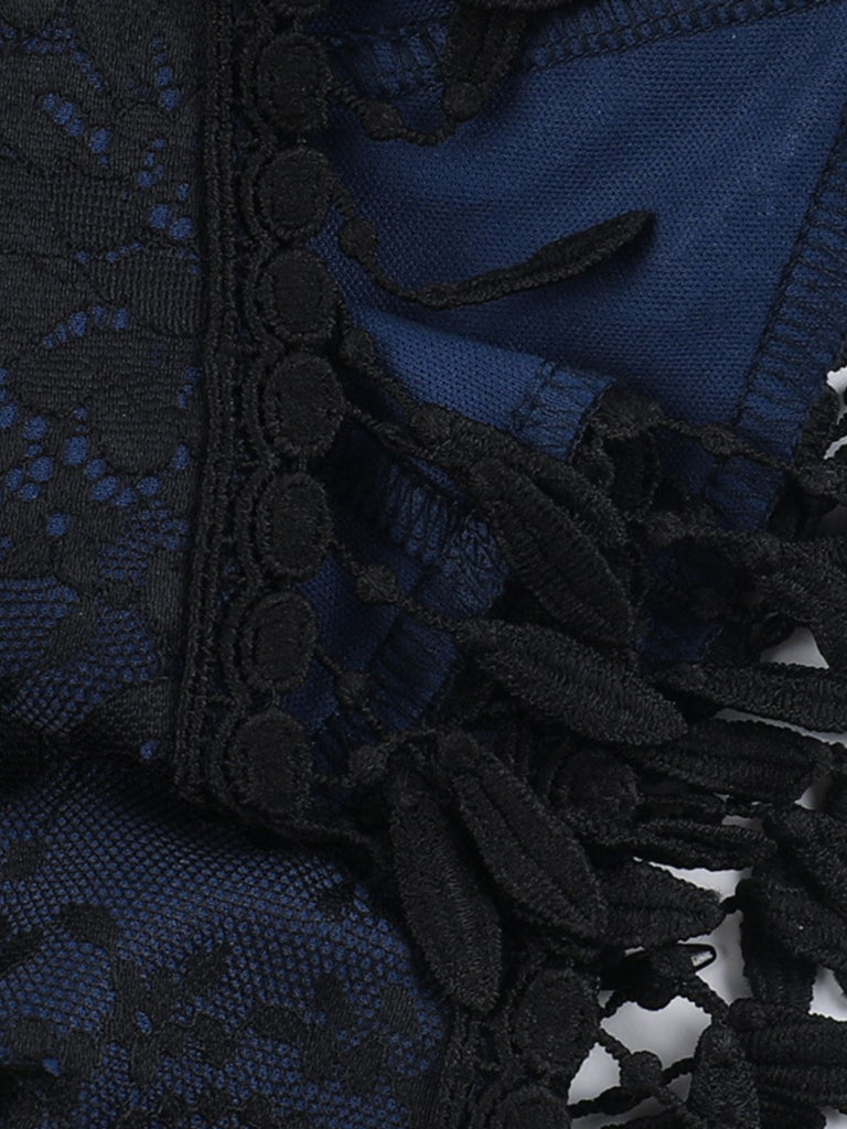 Haut bleu foncé épaules dénudées et pompons en dentelle des années 1930