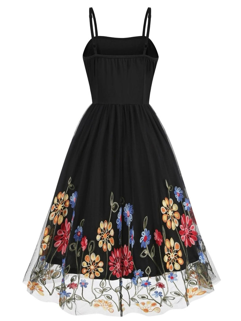 Robe noire en maille brodée de fleurs des années 1950
