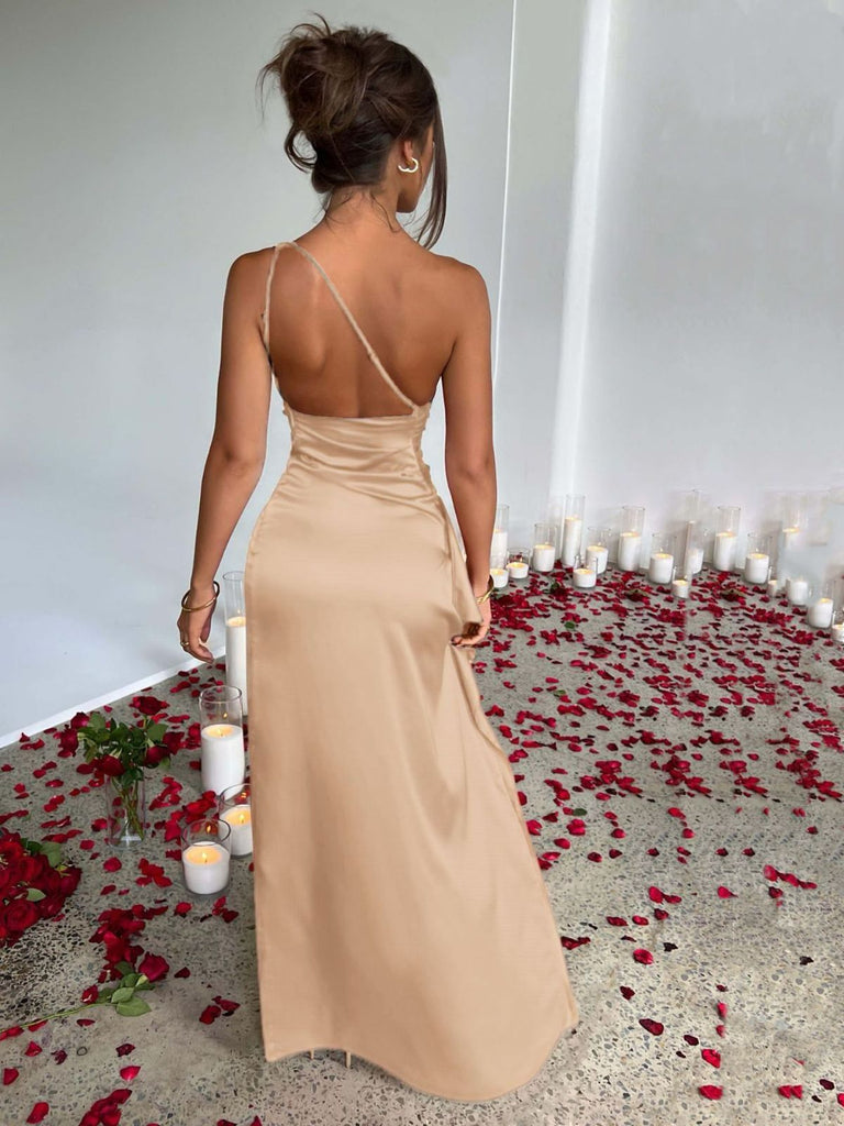 Robe asymétrique en satin fendue et froncée années 1960