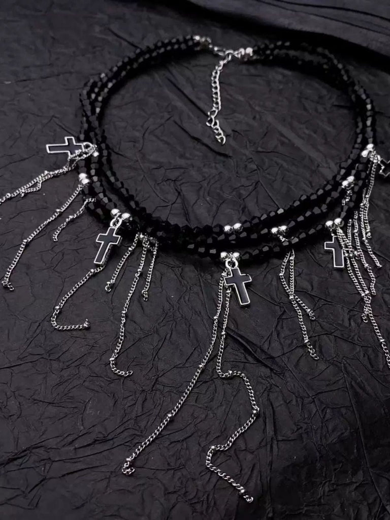 Collier de perles superposées à breloques en croix à franges gothiques