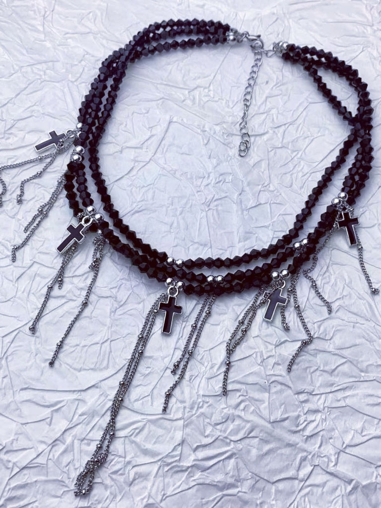 Collier de perles superposées à breloques en croix à franges gothiques