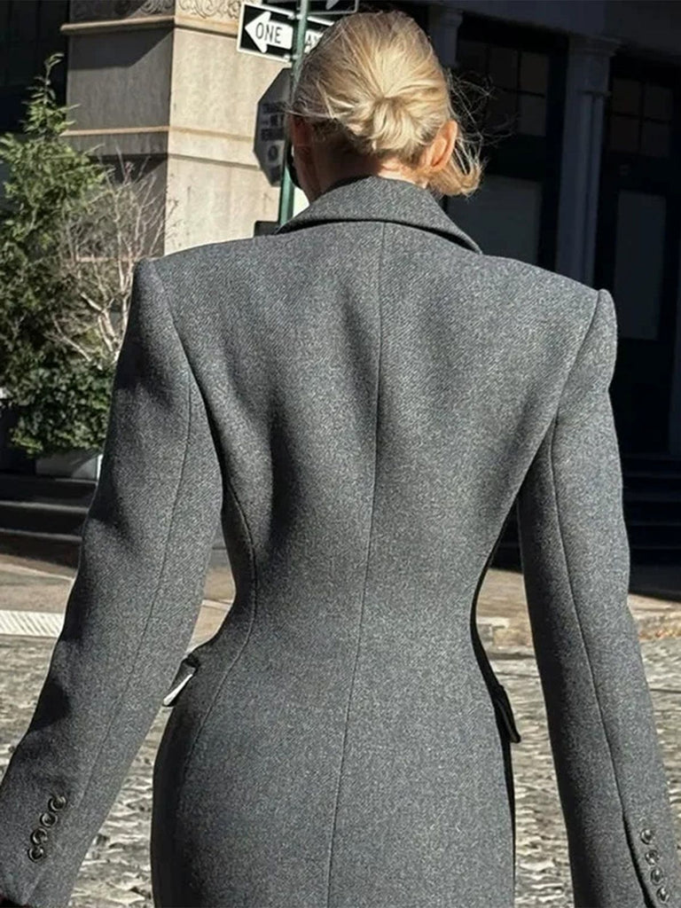 Manteau longue rouge vin à boutons col revers unis des années 1930