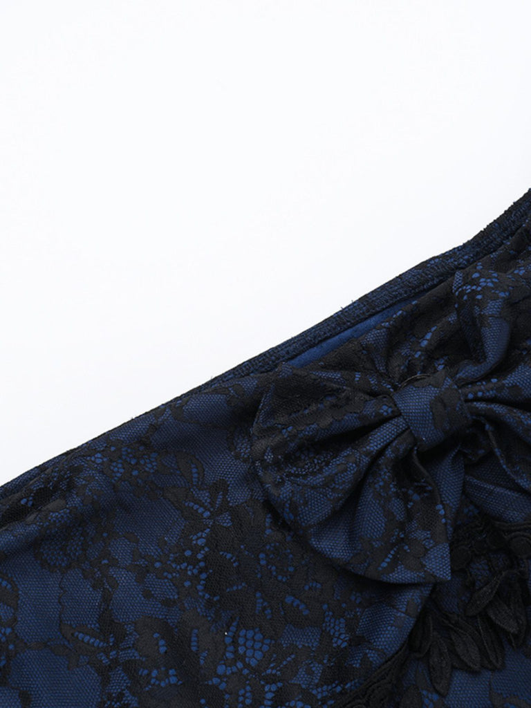 Haut bleu foncé épaules dénudées et pompons en dentelle des années 1930