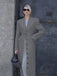 Manteau longue gris à boutons col revers unis des années 1930