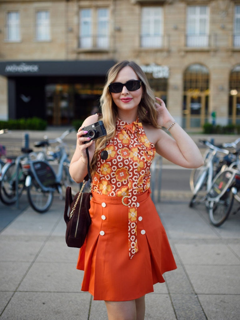 2PCS hauts fleuris à col noué et jupe unie boutonnée des années 1960