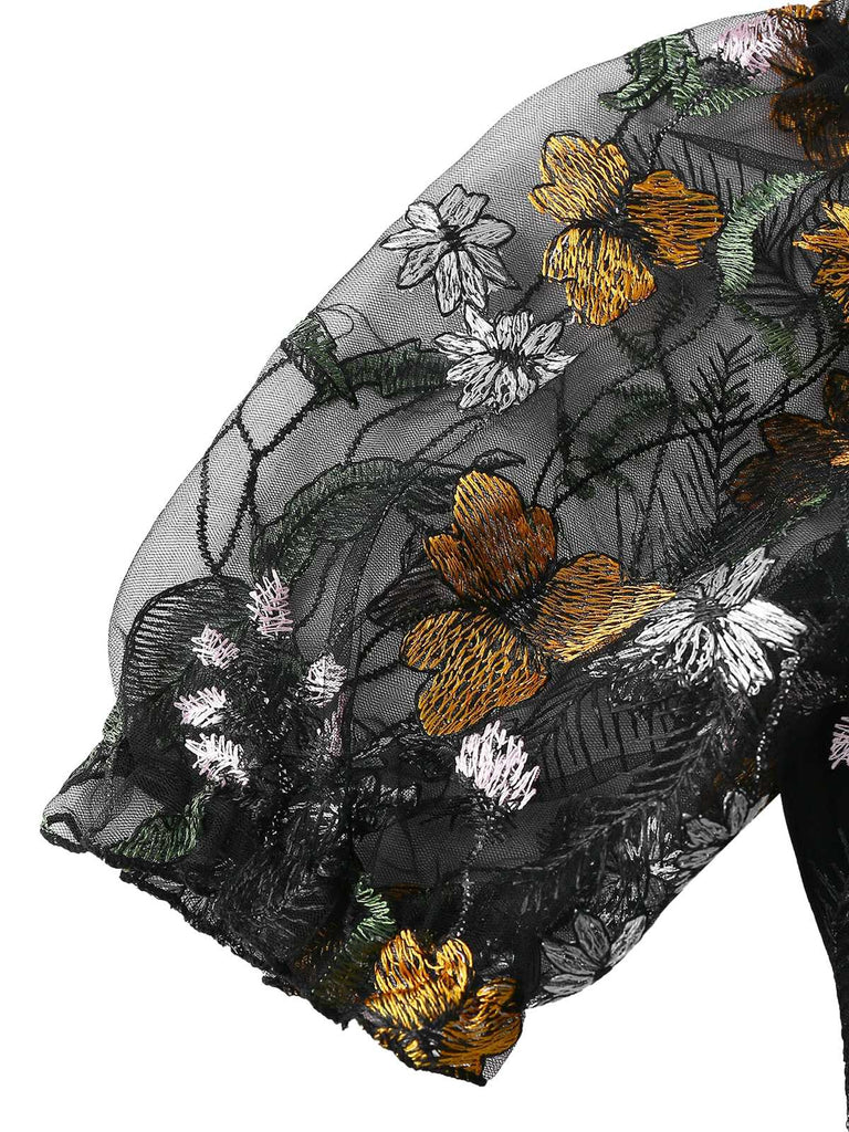 Haut court noire manches bouffantes en maille brodée de fleurs des années 1960