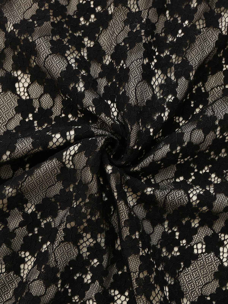 Robe moulante noire en dentelle florale ajourée des années 1960