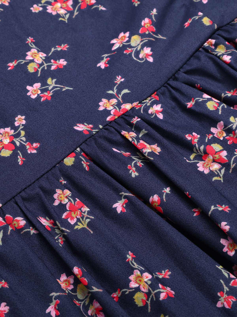 Robe licou en coton fleurs bleu foncé avec dentelle des années 1950