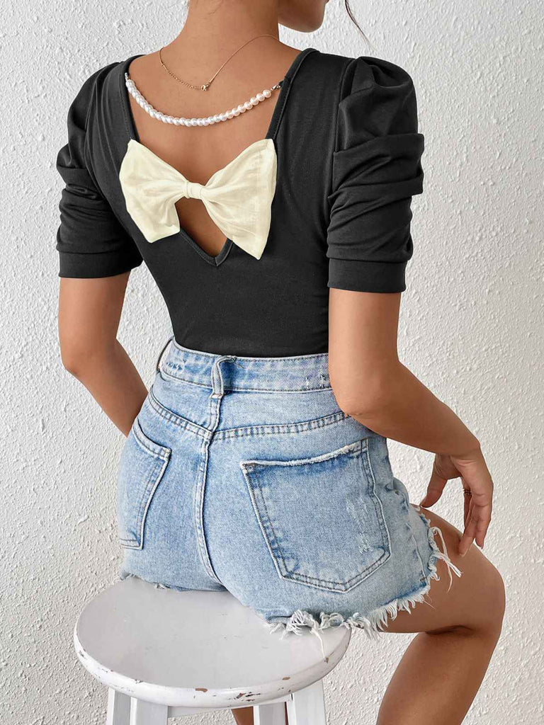 Haut noir manches bouffantes et nœud dans le dos avec perles des années 1940