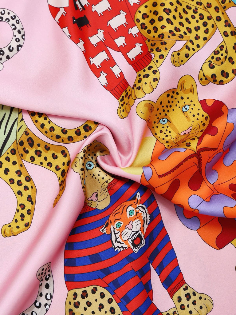 Robe de nuit en satin rose à imprimé guépard des années 1970