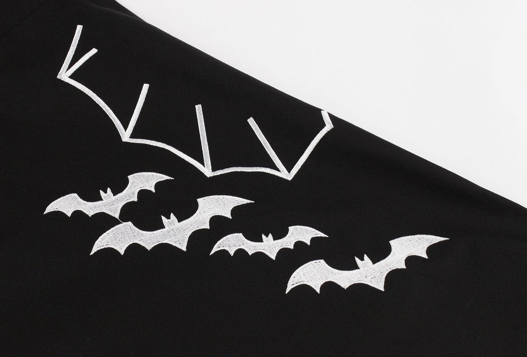 Robe noire brodée à col chauve-souris pour Halloween des années 1950