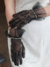 Gants en mousseline de soie et dentelle cousus avec perles