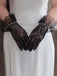 Gants en mousseline de soie et dentelle cousus avec perles