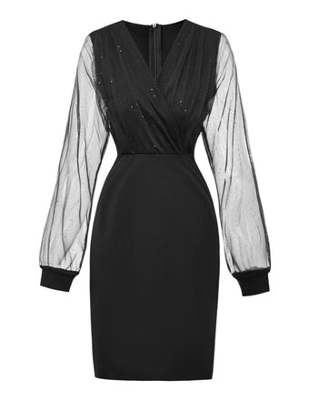 Robe moulante en résille paillettes unie et col en V années 1960