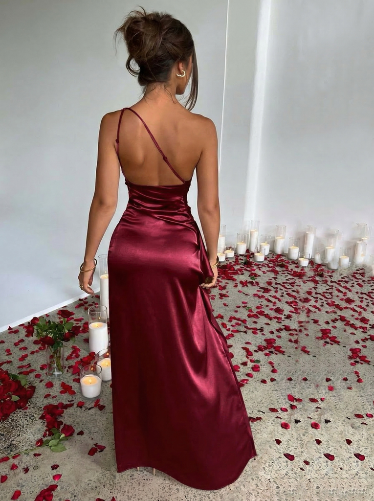 Robe asymétrique en satin fendue et froncée années 1960