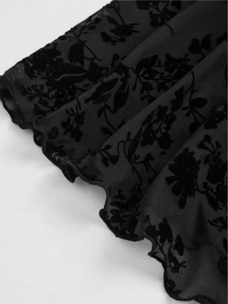 Robe noire en dentelle florale manches évasées des années 1950