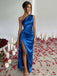 Robe asymétrique en satin fendue et froncée années 1960