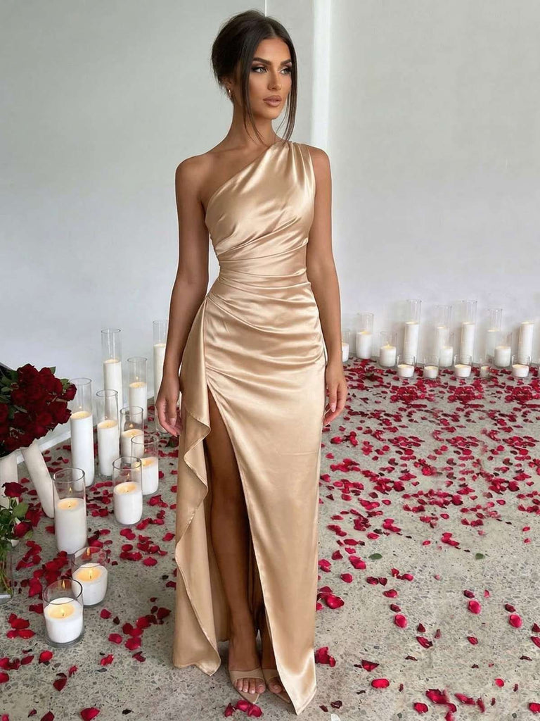 Robe asymétrique en satin fendue et froncée années 1960