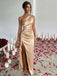 Robe asymétrique en satin fendue et froncée années 1960