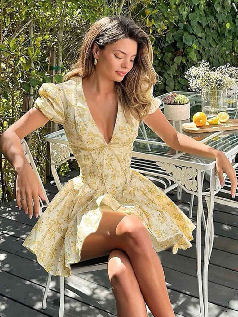 Robe jaune à fleurs et col en V manches bouffantes années 1960