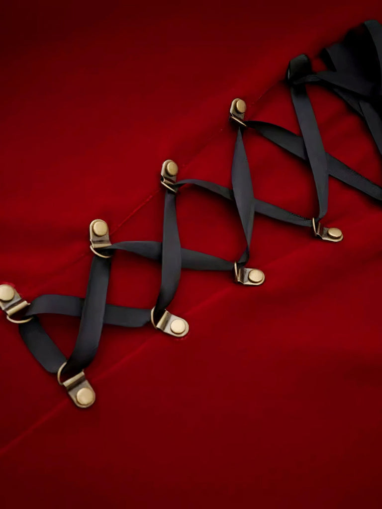 Robe rouge style Père Noël sans bretelles à lacets en peluche des années 1970