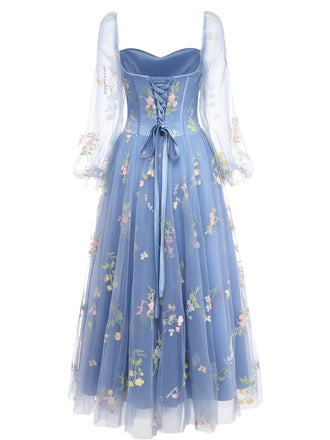 Robe longue à manches longues en maille brodée de fleurs bleues années 1930
