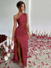 Robe asymétrique en satin fendue et froncée années 1960