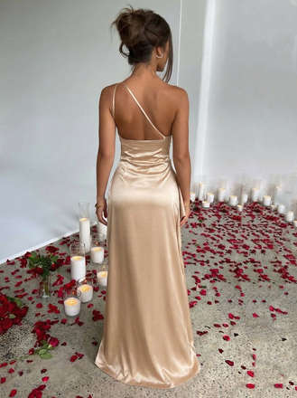 Robe asymétrique en satin fendue et froncée années 1960