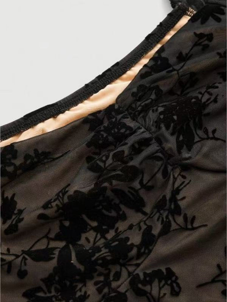 Robe noire en dentelle florale manches évasées des années 1950