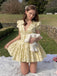 Robe jaune à fleurs et col en V manches bouffantes années 1960