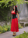 Robe en satin à col en V profond et couleur unie des années 1950
