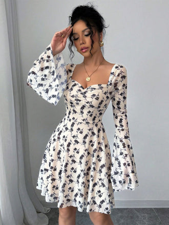 Robe courte beige fleurs décolleté cœur et manches cloche résille années 1950