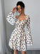 Robe courte beige fleurs décolleté cœur et manches cloche résille années 1950