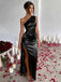 Robe asymétrique en satin fendue et froncée années 1960