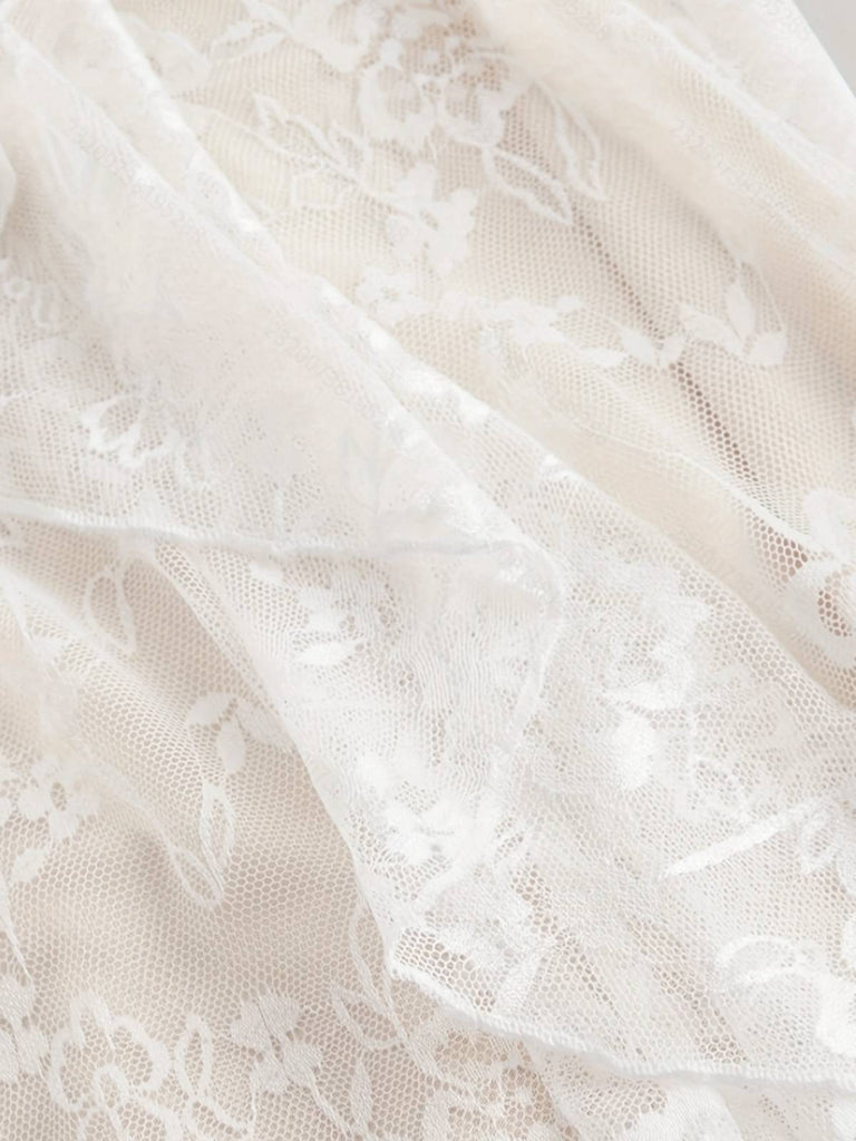 Robe beige en dentelle fleurie à volants et nœud années 1940