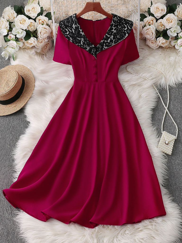 Robe trapèze col revers sauvage rouge en dentelle florale des années 1950