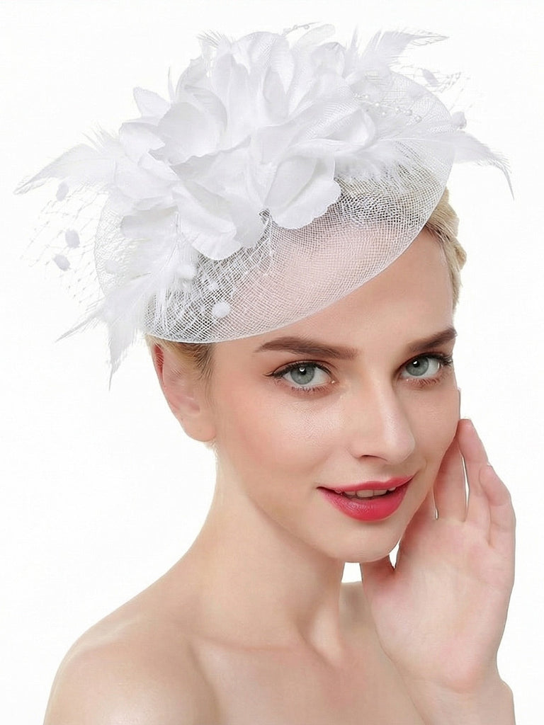 Élégante coiffe de mariée vintage ornée d'un voile en tulle délicat agrémenté de fleurs en soie et de plumes, parfaite pour les cérémonies de mariage et les occasions spéciales.