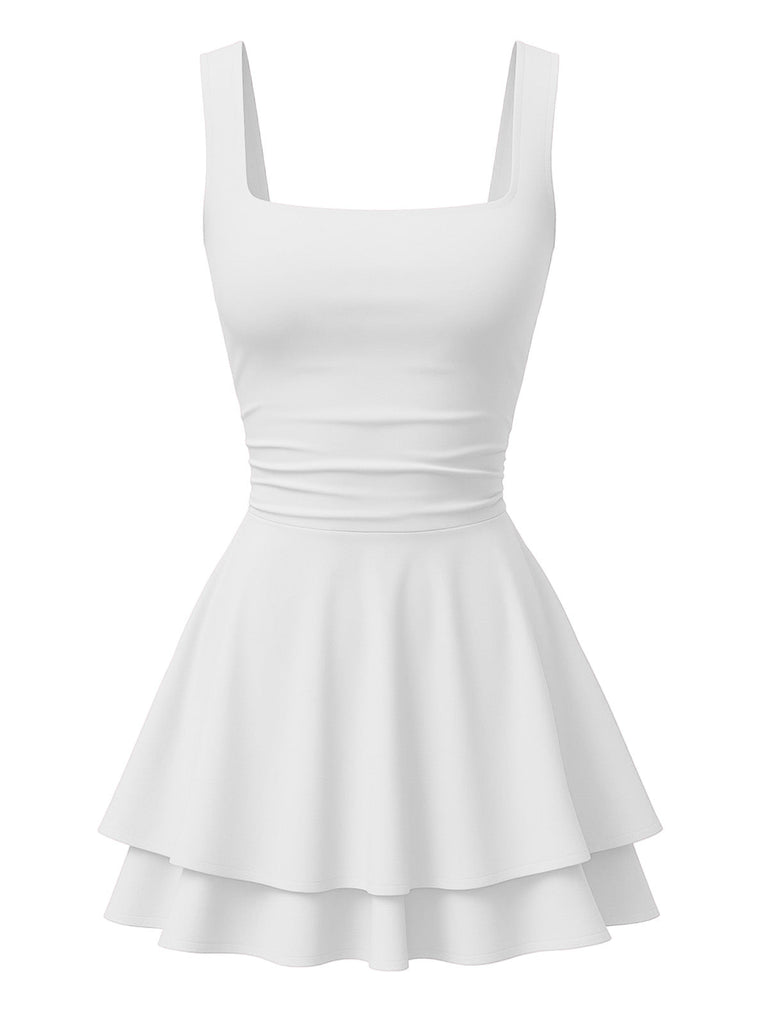 Vue de face en studio d'une mini-robe blanche éclatante à encolure carrée et à volants.