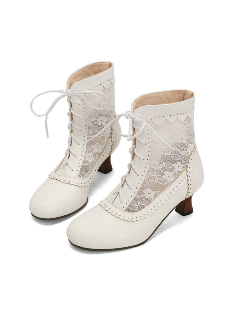 Bottes blanches à lacets sur fond blanc