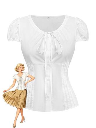 Un chemisier blanc classique de style vintage, doté de manches courtes bouffantes, d'un délicat nœud papillon sur le devant et d'une taille structurée et froncée pour une silhouette élancée.