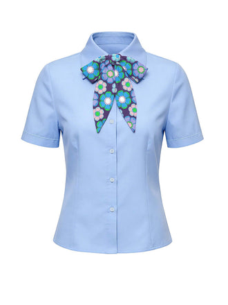 Chemise bleu clair avec un nœud floral décoratif sur fond blanc