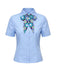 Chemise bleu clair avec un nœud floral décoratif sur fond blanc