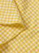 Robe à carreaux jaunes col v dos nu des années 1960