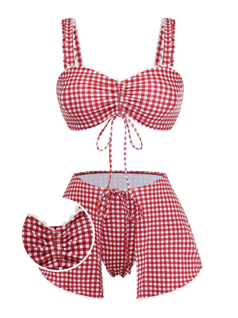 Ensemble bikini à carreaux rouges et blancs sur fond blanc