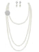 Un ensemble de bijoux d'inspiration vintage comprenant un collier à plusieurs rangs de fausses perles orné d'une broche en cristal et des boucles d'oreilles pendantes assorties en perles.