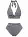 Ensemble bikini à rayures noires et blanches sur fond blanc