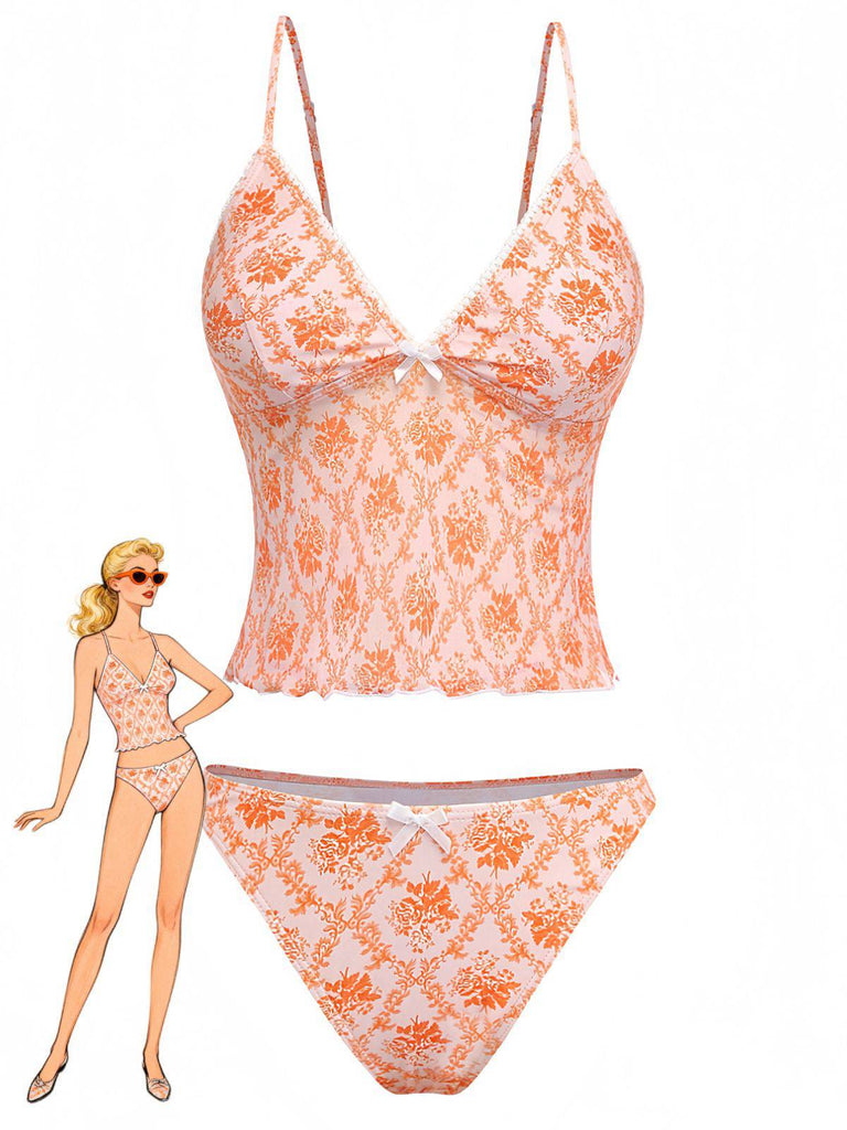 Maillot de bain tankini orange vintage des années 1970, avec un décolleté en V profond et un imprimé floral délicat, parfait pour les vacances à la plage et la détente au bord de la piscine.