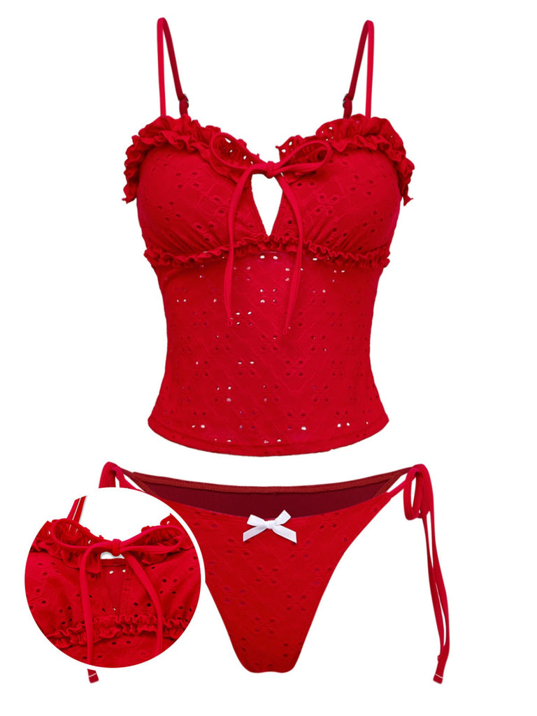 Maillot de bain tankini rouge brodé style vintage, orné de délicates découpes, de volants romantiques et d'un bas à nouer sur les côtés, parfait pour un look de plage inspiré des années 60.