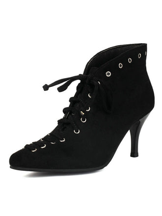 Chaussure noire à talons hauts et lacets sur fond blanc